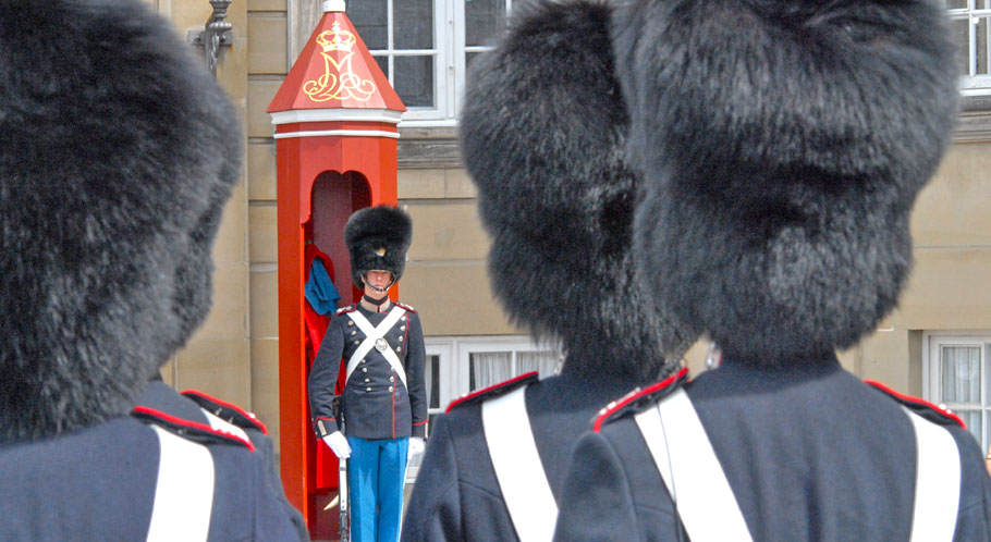 Soldaten des Königlichen Wachregiments vor Schloss Amalienborg, Kopenhagen