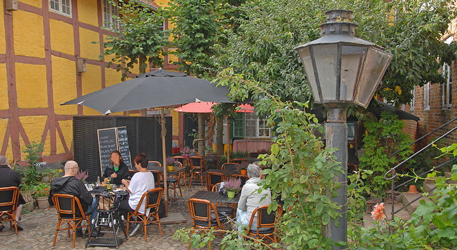 Herrlich abschalten lässt sich in gemütlich und gastlichen Innenhöfen der Altstadt