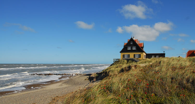 Der Dünenkante sehr nah – die Nordsee wird sich wohl auch dieses Haus holen