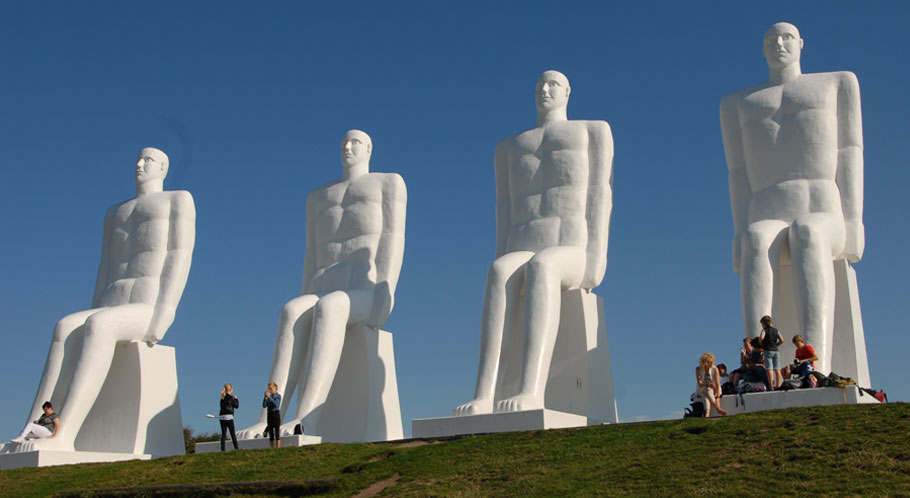 Neun Meter hoch ragt die monumentale Skulptur in den Himmel an Esbjergs Strand