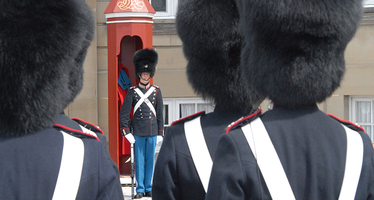 Soldaten der königlichen Garde unter Bärenfellmützen vor Schloss Amalienborg