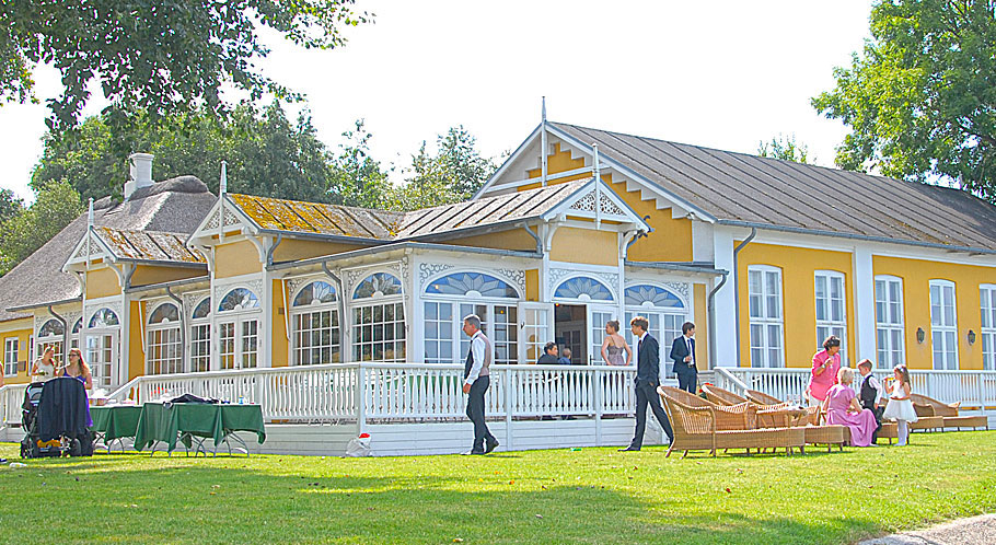 Für eine ländliche Hochzeit am Meer eignet sich ein Hotel im Bäderstil...