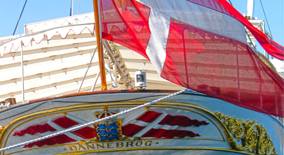 Königliche Yacht Dannebrog mit gleichnamiger Landesflagge