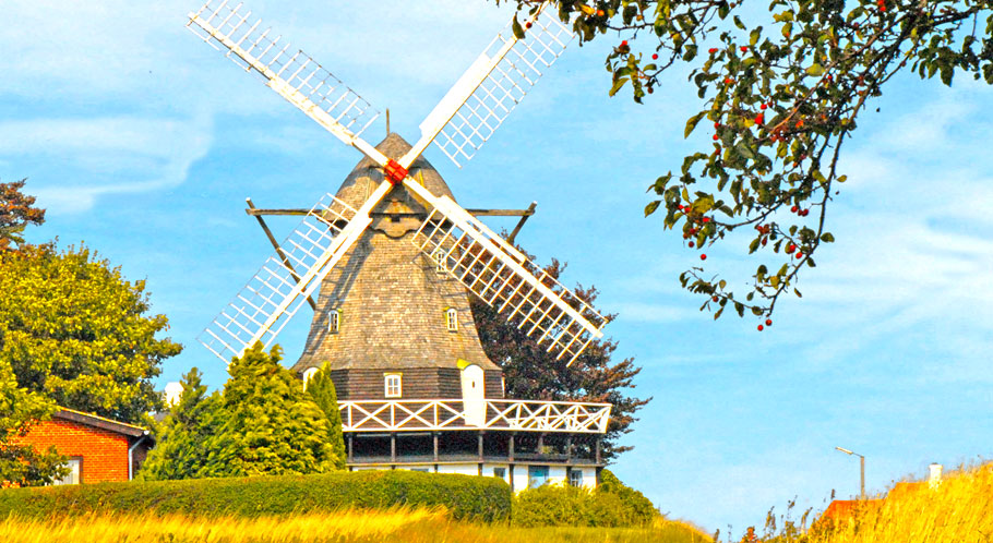 Eine prächtige Windmühle begrüßt alle Gäste dieser Insel