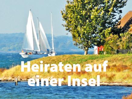 Segler kreuzt vor einer dänischen Insel