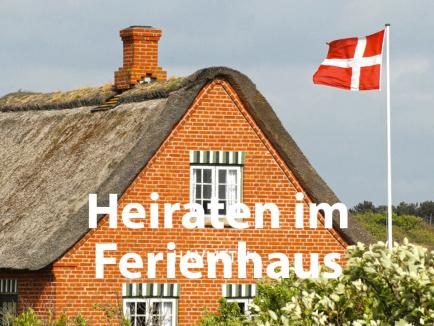 Ferienhaus mit Reetdach in den Dünen