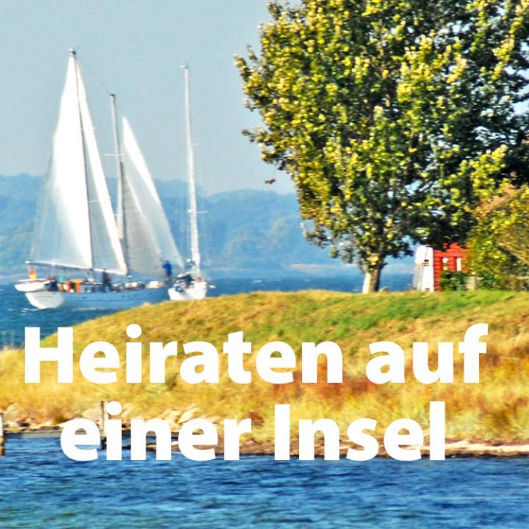Segler kreuzt vor einer dänischen Insel