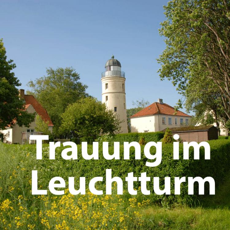 Kleiner Leuchtturm zwischen Bäumen